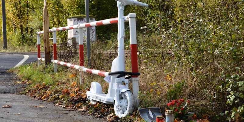 POL-ME: In Gedenken an verunglückten 48-Jährigen: Ghost E-Scooter an Bahnübergang aufgestellt - Velbert - 2311030 - Foto: presseportal.de