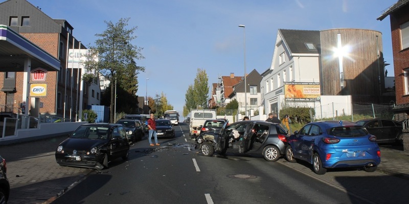 POL-AC: Vollsperrung: Zusammenstoß zwischen mehreren Autos auf der Trierer Straße - Foto: presseportal.de