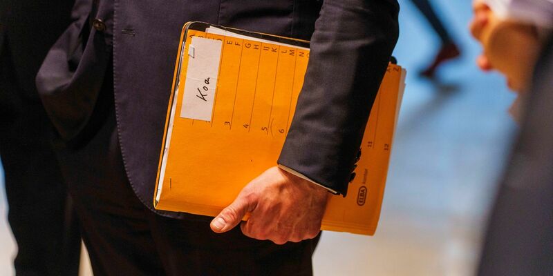 Boris Rhein mit einer Mappe, die die Bezeichnung «Koa» trägt. Die CDU will mit der SPD in Hessen eine Regierungskoalition bilden. - Foto: Andreas Arnold/dpa