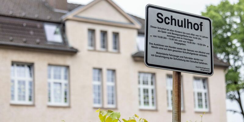 Grundschüler aus Recklinghausen entdeckten die Leiche des Opfers auf ihrem Schulhof. Nun steht der mutmaßliche Täter vor Gericht. - Foto: Christoph Reichwein/dpa