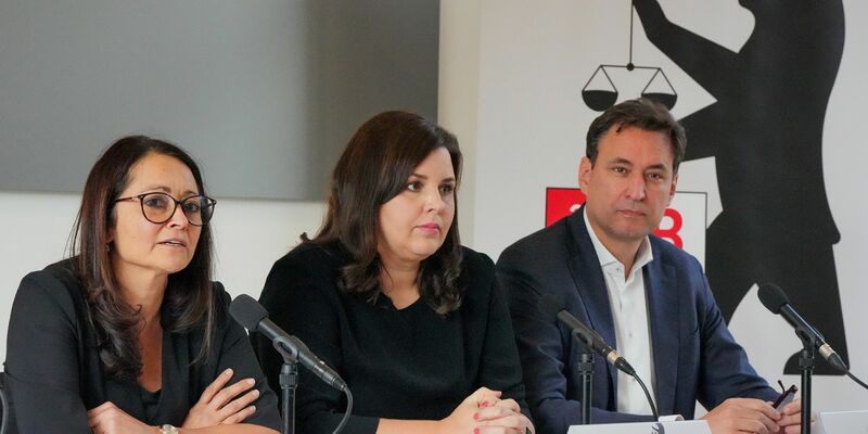 Felor Badenberg (l-r, parteilos), Berliner Senatorin für Justiz und Verbraucherschutz, spricht nach der Konferenz der Justizminister und -senatoren der Bundesländer während einer Pressekonferenz. Neben ihr sitzen Anna Gallina (Bündnis 90/Die Grünen), Hamburgs Senatorin für Justiz und Verbraucherschutz, und Georg Eisenreich (CSU), Staatsminister der Justiz in Bayern. - Foto: Soeren Stache/dpa
