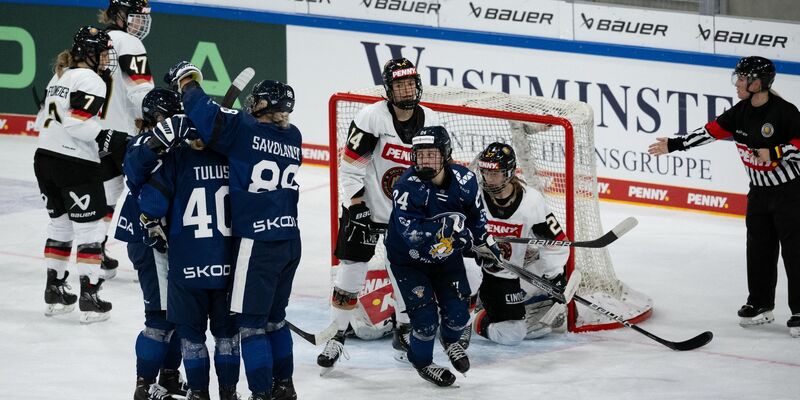 Die DEB-Frauen kassierten gegen Finnland eine deutliche Niederlage. - Foto: Sven Hoppe/dpa