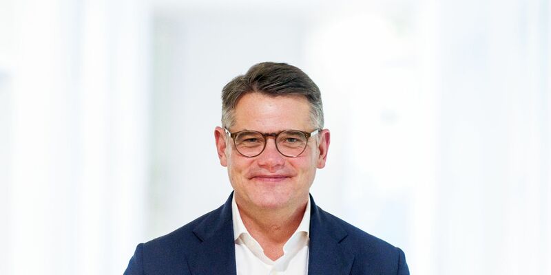 Boris Rhein, Ministerpräsident von Hessen, steht im Landtagsgebäude. - Foto: Andreas Arnold/dpa