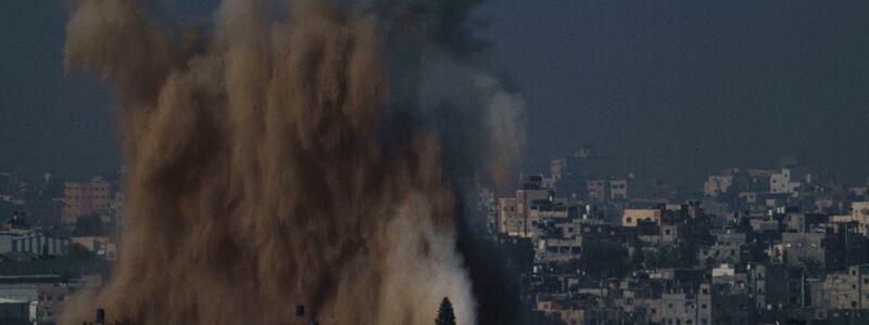 Rauch steigt nach einem israelischen Luftangriff im Gazastreifen auf, gesehen vom Süden Israels aus. - Foto: Leo Correa/AP