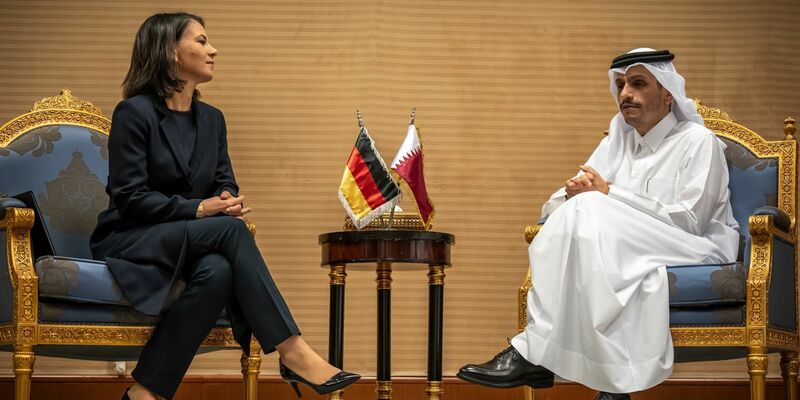 Außenministerin Annalena Baerbock spricht mit Sheikh Mohammed bin Abdulrahman bin Jassim Al Thani, Ministerpräsident und Außenminister von Katar, bei einem Treffen in Saudi-Arabien. - Foto: Michael Kappeler/dpa
