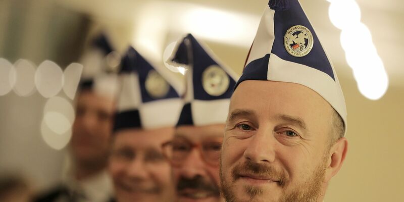 Aaron Knappstein (r), Präsident des jüdischen Karneval Vereins Kölsche Kippa Köpp e.V., steht vor dem Besuch einer Sitzung mit Mitgliedern zusammen. - Foto: Oliver Berg/dpa