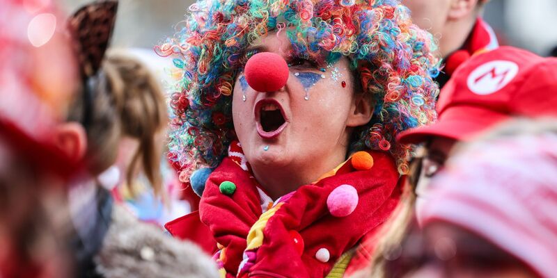 Karnevalisten feiern auf dem Heumarkt den Beginn der Karnevalssaison. - Foto: Oliver Berg/dpa
