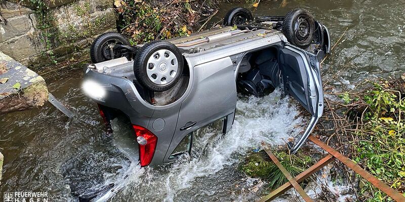 Ein Auto liegt im Fluss Volme. Der Wagen war von der Straße abgekommen und hatte ein Geländer durchbrochen. - Foto: --/Feuerwehr Hagen/dpa