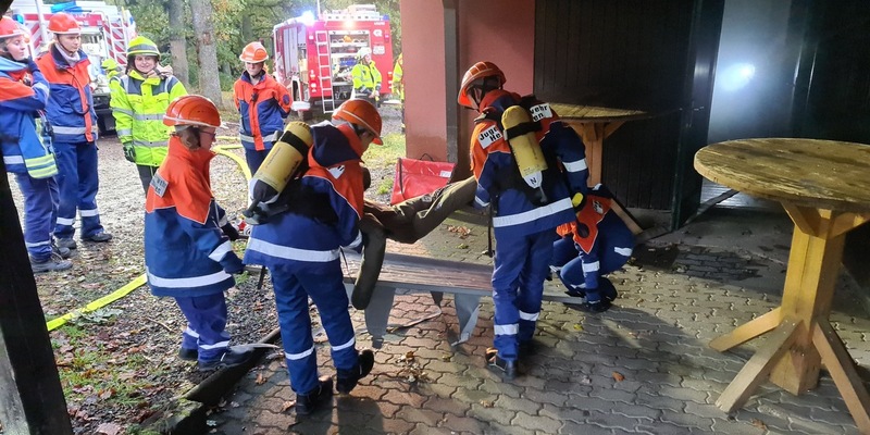 FW-GL: Dachstuhlbrand auf Baustelle in Bergisch Gladbach-Kippekausen - Feuerwehr mit Großaufgebot im Einsatz - Foto: presseportal.de