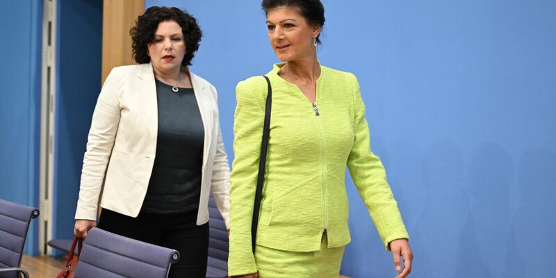 Die ehemalige Linken-Vorsitzende Amira Mohamed Ali (l) und die Politikerin Sahra Wagenknecht. - Foto: Soeren Stache/dpa