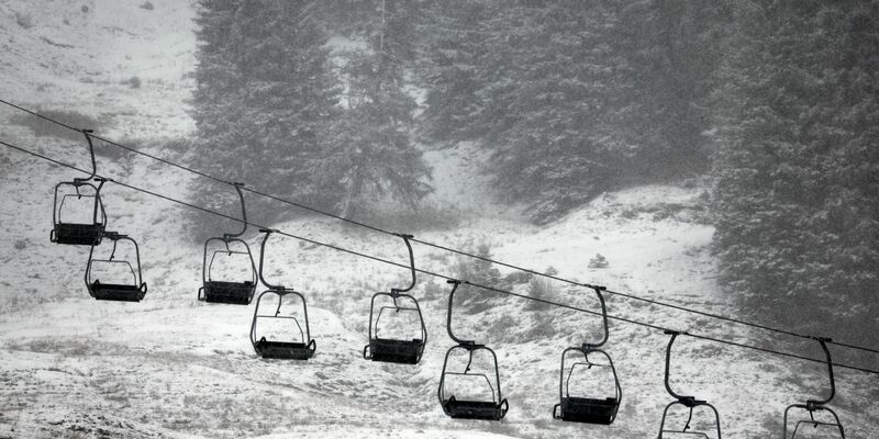 Ein Sessellift hängen im Skigebiet Grasgehren am Riedbergpass in Bayern. - Foto: Karl-Josef Hildenbrand/dpa