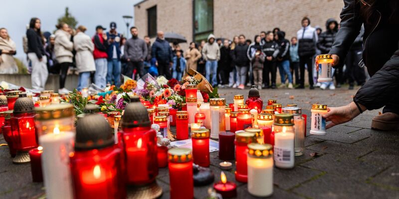 Stilles Gedenken: Am Donnerstag hatte in einer Offenburger Schule ein Schüler auf einen anderen geschossen, das Opfer ist später seinen Verletzungen erlegen. - Foto: Philipp von Ditfurth/dpa