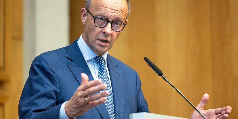 Friedrich Merz (CDU) ist skeptisch, ob es noch zu einem Schulterschluss mit Bundeskanzler Olaf Scholz (SPD) in Form eines Deutschlandpakts beim Thema Migration kommen wird. - Foto: Hannes P. Albert/dpa
