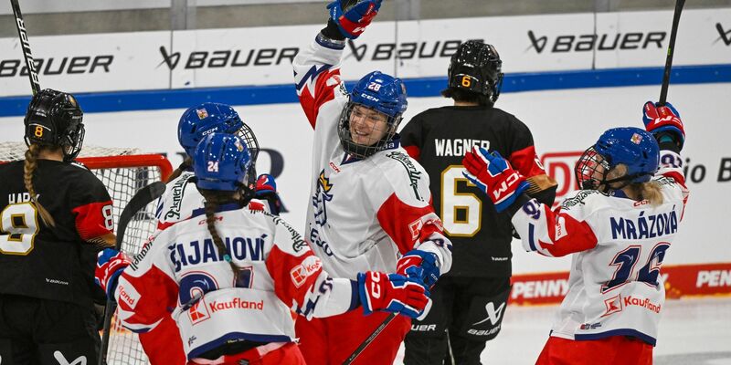 Die DEB-Frauen waren auch gegen Tschechien chancenlos. - Foto: Armin Weigel/dpa