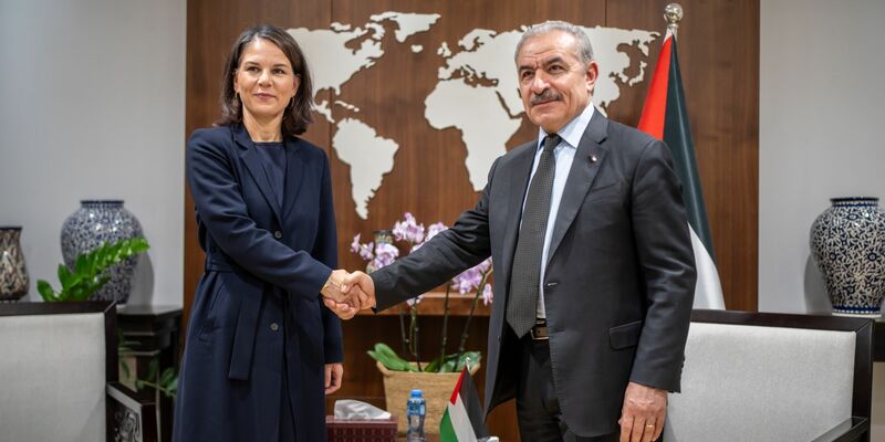Annalena Baerbock (Bündnis90/Die Grünen), Außenministerin von Deutschland, spricht mit Mohammed Schtaje, Ministerpräsident der Palästinensichen Autonomiebehörde. - Foto: Michael Kappeler/dpa