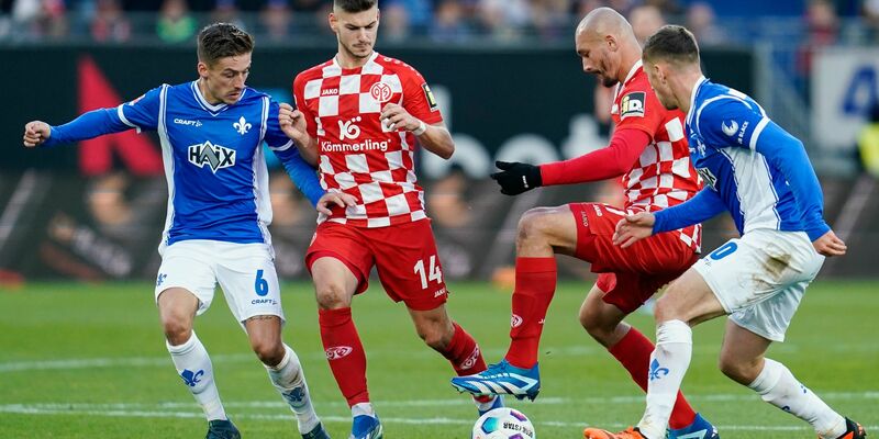 Darmstadt (blaue Trikots) und Mainz trennten sich torlos. - Foto: Uwe Anspach/dpa