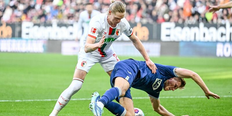 Augsburgs Ermedin Demirovic traf mit einem Schlenzer aus spitzem Winkel zum Endstand. - Foto: Harry Langer/dpa
