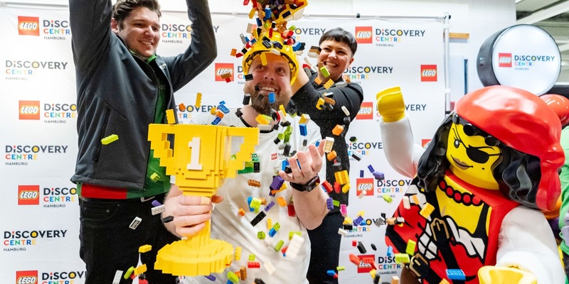 Traumjob-Gewinner: Das LEGO® Discovery Centre Hamburg hat seinen Master Model Builder gefunden! Im Rahmen des großen Brick Factor Events setzte sich Stephan Krimpert gegen fünf Mitbewerbende durch - Foto: presseportal.de