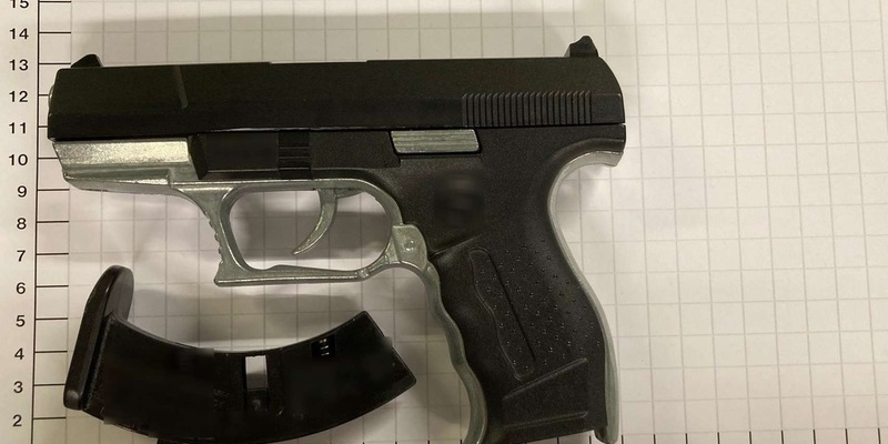 BPOL NRW: 14-Jähriger mit echt aussehender Pistole gestellt - Bundespolizei stellt Anscheinswaffe sicher - Foto: presseportal.de
