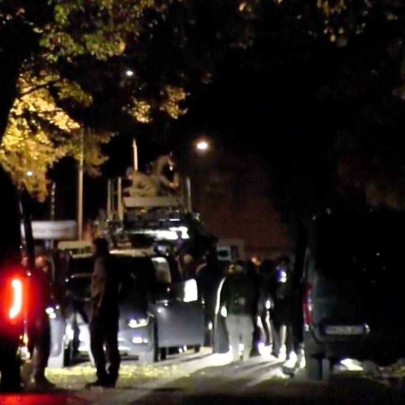 Der Großeinsatz der Polizei wegen eines bewaffneten und verschanzten Mannes ist zu Ende. - Foto: Christian Pörschmann/TNN/dpa