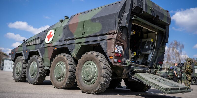 Ein Sanitätspanzer vom Typ Boxer des deutschen Einsatzkontingents der Nato-Einsatzgruppe «Enhanced Forward Presence» (eFP). - Foto: Michael Kappeler/dpa