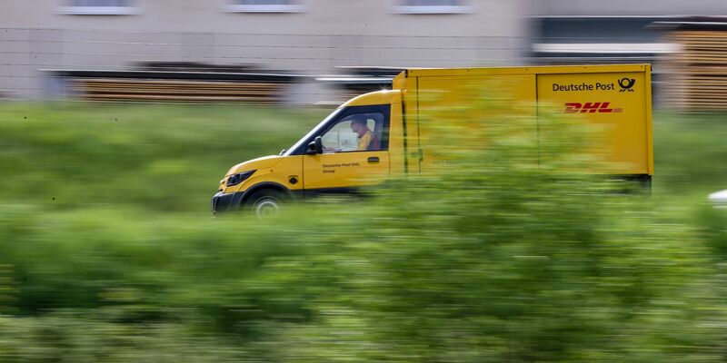 Ein Zusteller des Post-Konzerns DHL stellt mit einem elektrisch betriebenen Fahrzeug (Streetscooter) Post zu. - Foto: Jan Woitas/dpa