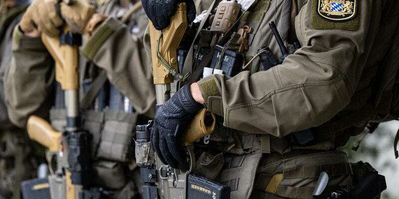 Einsatzkräfte des Spezialeinsatzkommandos (SEK) Südbayern der Bayerischen Polizei. - Foto: Lennart Preiss/dpa