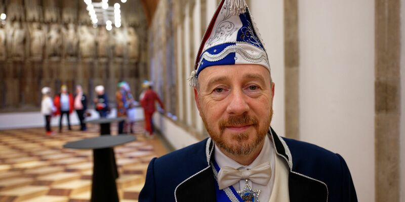 Aaron Knappstein, Präsident des jüdischen Karnevalsvereins «Kölsche Kippa Köpp», im Hansesaal des Rathauses in Köln. - Foto: Henning Kaiser/dpa