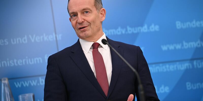 Verkehrsminister Volker Wissing wehrt sich weiter gegen verpflichtende Überprüfungen der Fahrtauglichkeit für Seniorinnen und Senioren. - Foto: Britta Pedersen/dpa