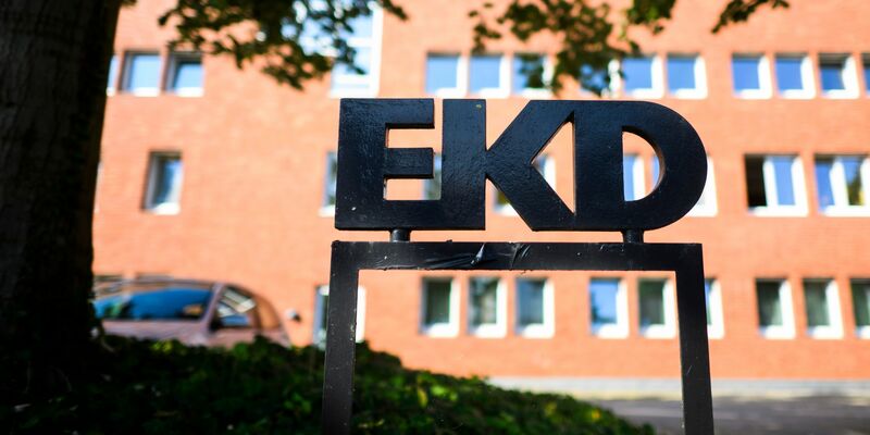 Schriftzug am Kirchenamt der Evangelischen Kirche in Deutschland (EKD). - Foto: Julian Stratenschulte/dpa