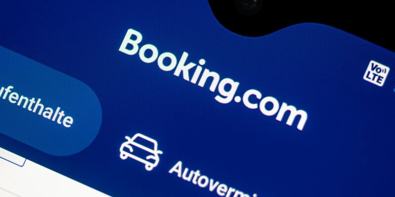 Die App des Reisebuchungsportals Booking.com auf einem Smartphone - Foto: Fabian Sommer/dpa