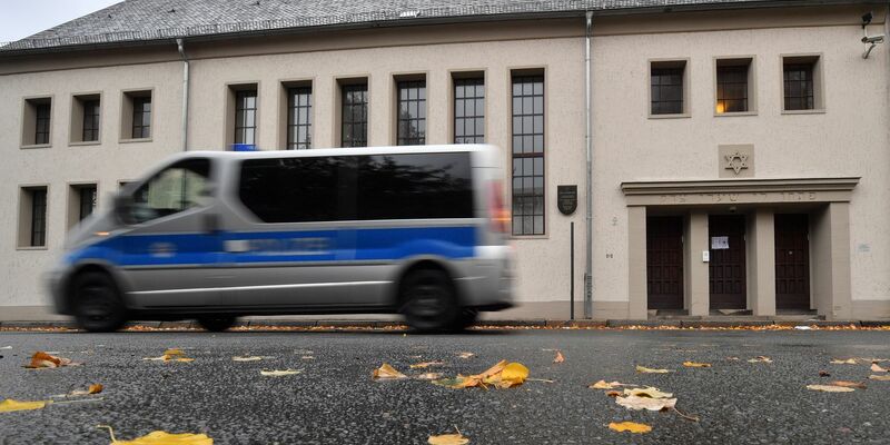 Ein Polizeifahrzeug fährt vor der Neuen Synagoge in Erfurt entlang. - Foto: Martin Schutt/dpa-Zentralbild/dpa