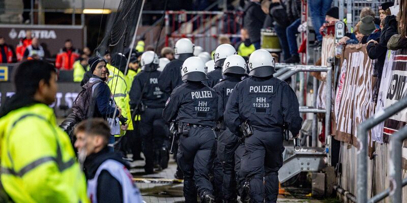 Einsatzkräfte der Polizei mussten beim Spiel auf St. Pauli in den Hannoveraner Fanblock. - Foto: Axel Heimken/dpa