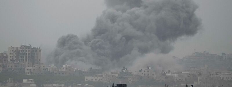 Rauch steigt nach einem israelischen Luftangriff im Gazastreifen auf - vom Süden Israels aus gesehen. - Foto: Leo Correa/AP/dpa