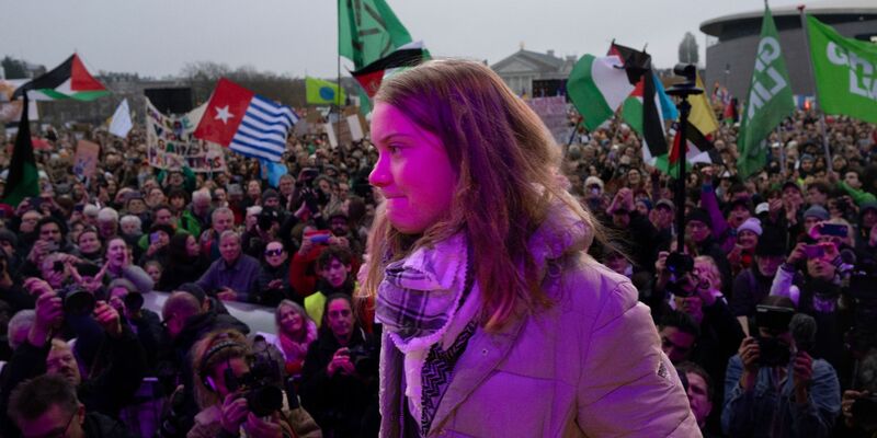 Klimaaktivistin Greta Thunberg bekundet erneut ihre Solidarität mit den Palästinensern. - Foto: Peter Dejong/AP/dpa