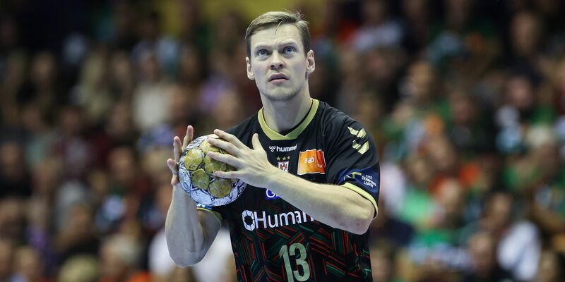 Der Magdeburger Janus Smarason steuerte zum knappen 34:32 gegen die Füchse sieben Tore bei. - Foto: Ronny Hartmann/dpa/Archivbild