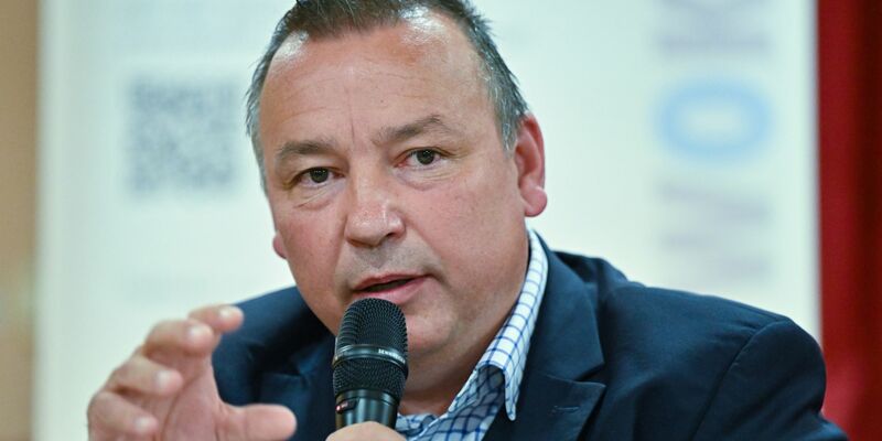 Der parteilose Kandidat Sven Herzberger gewinnt die Landratswahl im Kreis Dahme-Spreewald. - Foto: Patrick Pleul/dpa