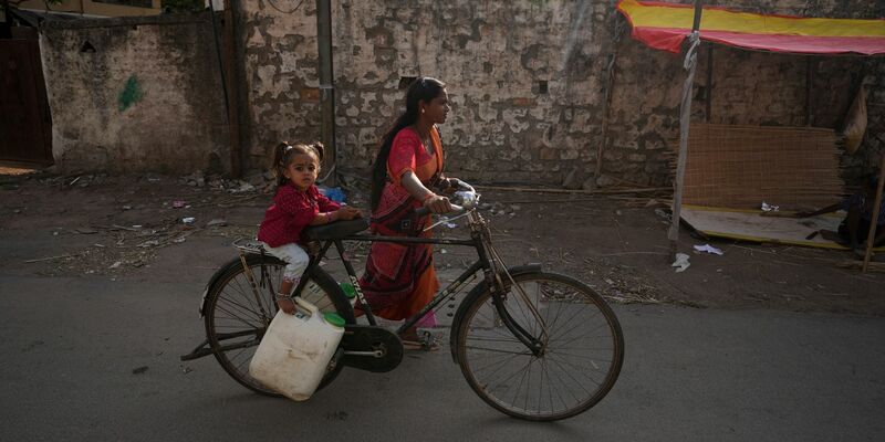 In den kommenden Jahren dürfte sich nach Unicef-Voraussagen der Zugang zu Trinkwasser in Südasien verbessern. - Foto: Mahesh Kumar A./AP/dpa