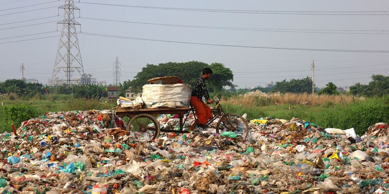 Einmal hergestellt, dauert es Jahrhunderte, bis sich Plastik wieder zersetzt. - Foto: Syed Mahabubul Kader/ZUMA Press Wire/dpa