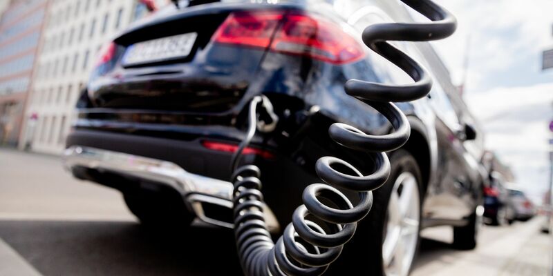 Dem VDA zufolge gibt es in rund der Hälfte aller Gemeinden in Deutschland noch keinen einzigen öffentlichen Ladepunkt. - Foto: Christoph Soeder/dpa