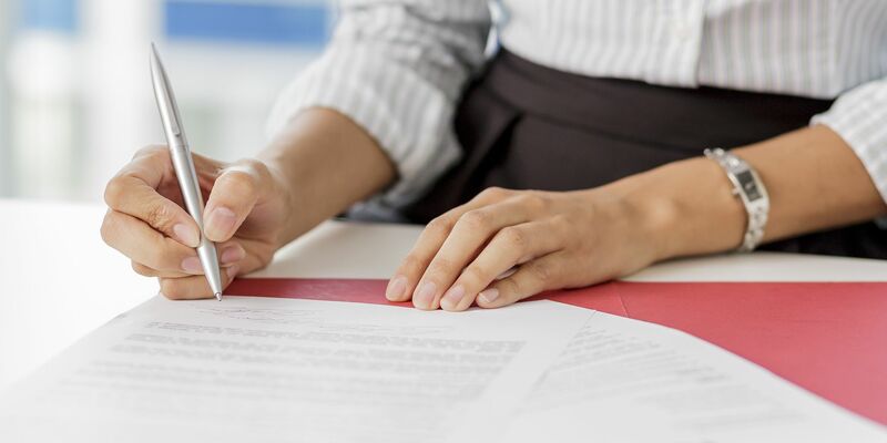 Besonders neue Mitarbeiter sind von befristeten Arbeitsverträgen betroffen. Allein 2021 waren rund 60 Prozent der Neueinstellungen im öffentlichen Dienst befristet (Symbolbild). - Foto: Monique Wüstenhagen/dpa-tmn