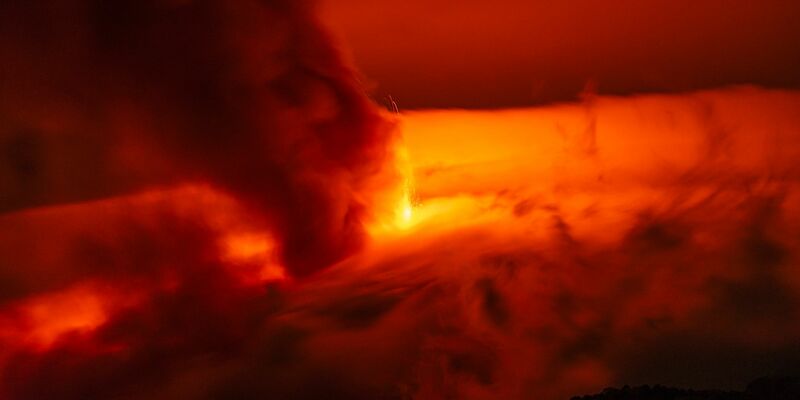 Rauchschwaden des Vulkans Ätna nördlich von Catania auf Sizilien. - Foto: Salvatore Allegra/AP/dpa