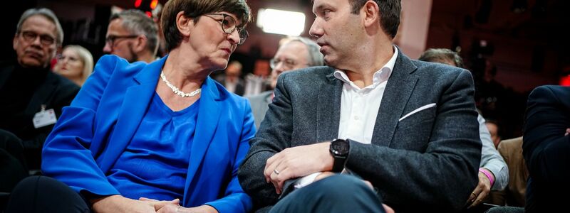 Saskia Esken und Lars Klingbeil wollen für weitere zwei Jahre Vorsitzende der SPD bleiben. - Foto: Kay Nietfeld/dpa