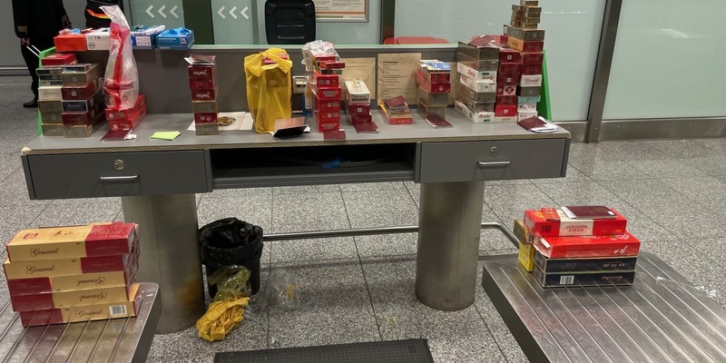 HZA-F: 14 auf einen Streich Zoll verhindert Schmuggel von 14.496 Zigaretten am Frankfurter Flughafen - Foto: presseportal.de