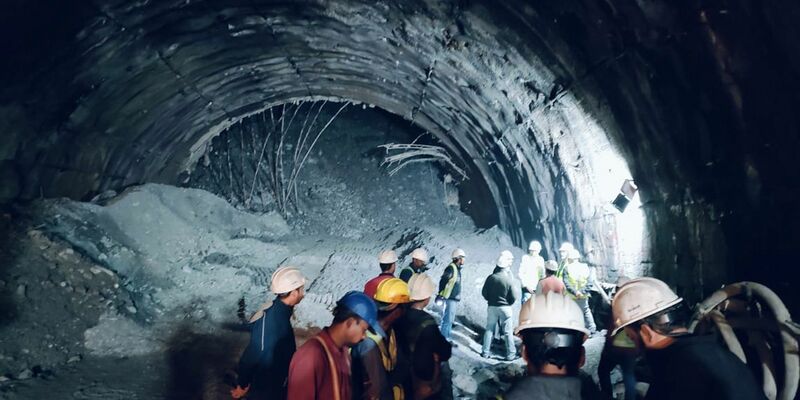 Rettungskräfte in dem eingestürzten Straßentunnel im nordindischen Uttarakhand, in dem etwa 40 Arbeiter verschüttet wurden. - Foto: Uncredited/SDRF/AP