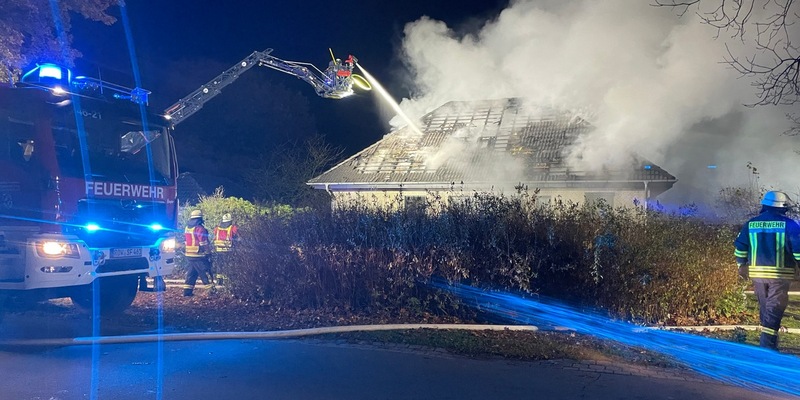 FW-ROW: Einfamilienhaus brennt in voller Ausdehnung - Foto: presseportal.de