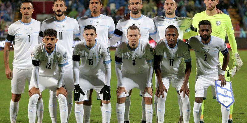 Die israelischen Spieler vor dem Anpfiff in Pristina. - Foto: Visar Kryeziu/AP