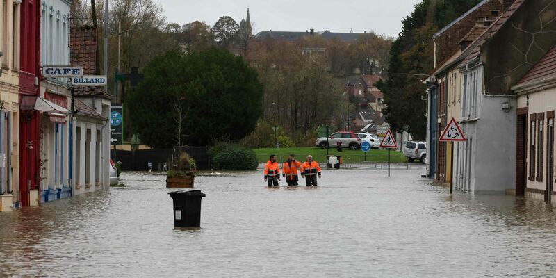Überflutete Straße in der Region Pas-De-Calais in Nordfrankreich. - Foto: Denis Charlet/AFP/dpa