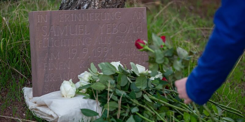 Bei dem Brandanschlag 1991 starb der ghanaische Asylbewerber Samuel Yeboah. Hier ein Gedenkstein in Saarlouis. - Foto: Harald Tittel/dpa