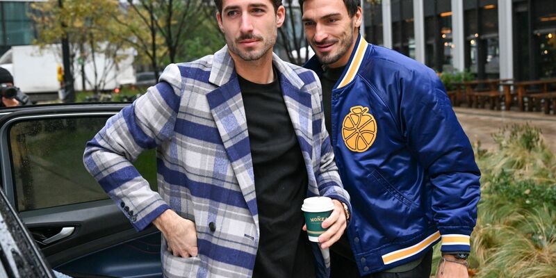 Eintracht Frankfurts Torwart Kevin Trapp (l) und Mats Hummels von Borussia Dortmund kommen im Teamhotel an. - Foto: Arne Dedert/dpa